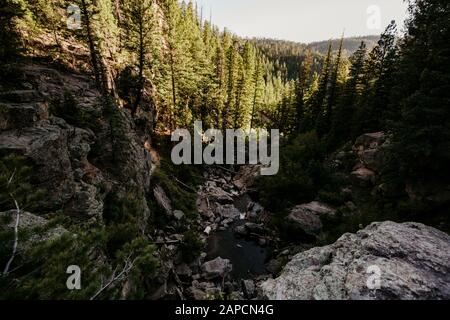 Wanderung bei Sonnenuntergang in den Jemez Mountains in Jemez Springs, New Mexico. Stockfoto