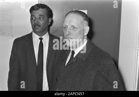 Drohender Konkurs im Werk der Swarttouw Construction Workshops Beschreibung: Teilnehmer am Meeting Datum: 12. März 1971 Ort: Schiedam, Zuid-Holland Schlüsselwörter: Arbeitskonflikte, Faktoren, Manager, Name der Metallindustrie: Swarttouw Stockfoto