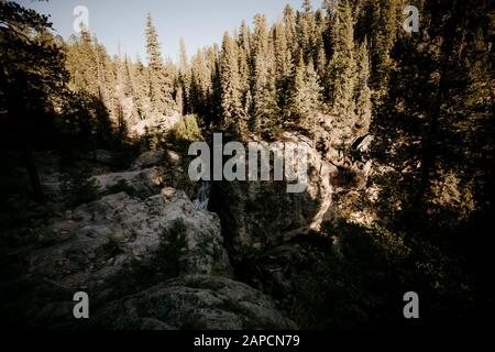 Wanderung bei Sonnenuntergang in den Jemez Mountains in Jemez Springs, New Mexico. Stockfoto