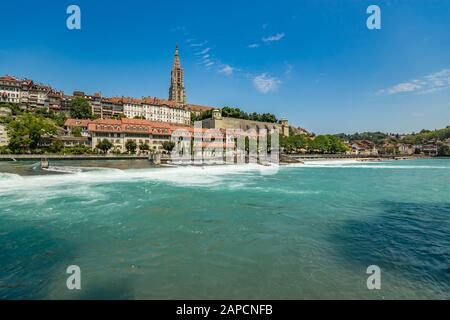 Bern, Schweiz - 26. Juli 2019: Panoramaaussicht auf die Aare am sonnigen Sommertag. Stockfoto