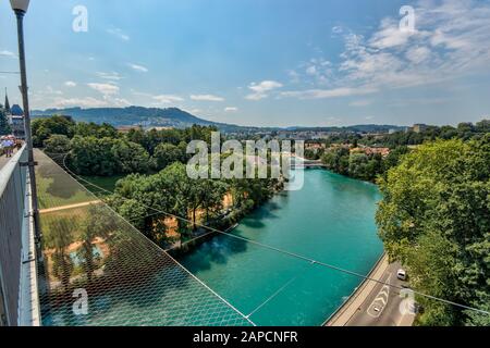 Bern, Schweiz - 26. Juli 2019: Panoramaaussicht von einer der Brücken. . Aare Fluss am sonnigen Sommertag. Stockfoto