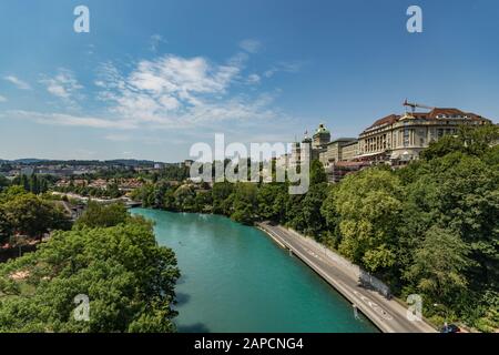 Bern, Schweiz - 26. Juli 2019: Panoramaaussicht von einer der Brücken. . Aare Fluss am sonnigen Sommertag. Stockfoto