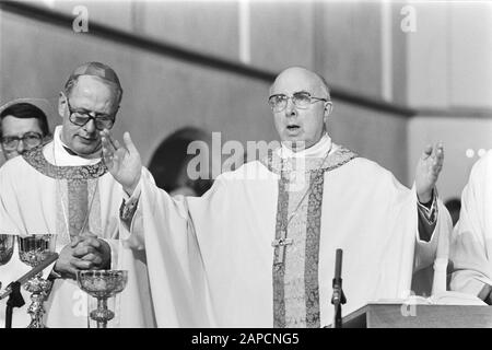 Bischof Simonis als Erzbischof von Utrechter Beschreibung: Erzbischof Simonis (l) und Kardinal Willebrands während der Eucharistiefeier Datum: 8. Dezember 1983 Ort: Utrechter (Diözese), Utrechter (Provinz), Utrechter (Stadt) Schlüsselwörter: Erzbischöfe, Amtszugänge, Kardinäle, Gottesdienste persönlicher Name: Simonis, Adrianus, Willebrands, J.G.M. Stockfoto