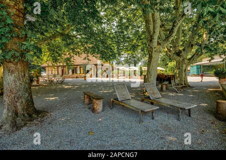 Bern, Schweiz - 26. Juli 2019: Panoramaaussicht am sonnigen Sommertag. Schwellenmätteli Sport Complex City Park in der Nähe des Flusses Aare. Stockfoto