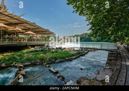 Bern, Schweiz - 26. Juli 2019: Panoramaaussicht am sonnigen Sommertag. Aare River in der Nähe des Schwellenmatteli Sport Complex City Park. Stockfoto