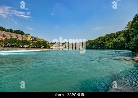 Bern, Schweiz - 26. Juli 2019: Panoramaaussicht am sonnigen Sommertag. Aare River in der Nähe des Schwellenmatteli Sport Complex City Park. Stockfoto