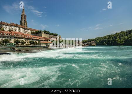 Bern, Schweiz - 26. Juli 2019: Panoramaaussicht am sonnigen Sommertag. Aare River in der Nähe des Schwellenmatteli Sport Complex City Park. Stockfoto