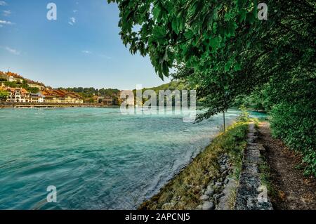 Bern, Schweiz - 26. Juli 2019: Panoramaaussicht am sonnigen Sommertag. Aare River in der Nähe des Schwellenmatteli Sport Complex City Park. Stockfoto