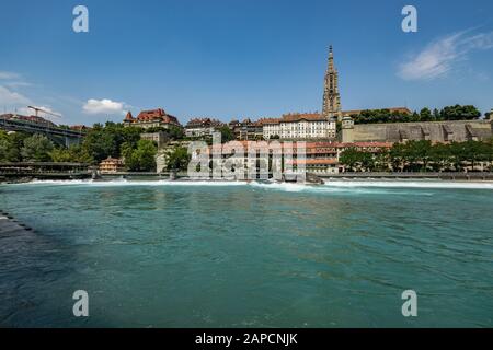 Bern, Schweiz - 26. Juli 2019: Panoramaaussicht am sonnigen Sommertag. Aare River in der Nähe des Schwellenmatteli Sport Complex City Park. Stockfoto