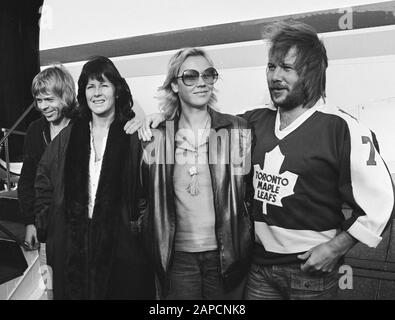 Popgroep ABBA kam am Flughafen Zestienhoven Rotterdam an; v. l. n.r.: Björn Ulvaeus, Anni-Frid Frida Lyngstad, Agnetha Fältskog und Benny Andersson; Stockfoto