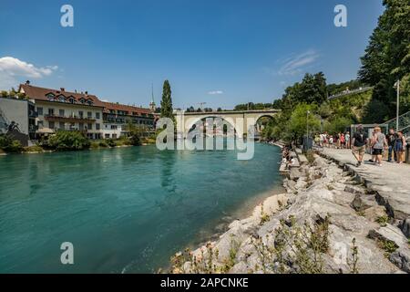 Bern, Schweiz - 26. Juli 2019: Panoramaaussicht auf die Aare am sonnigen Sommertag. Stockfoto