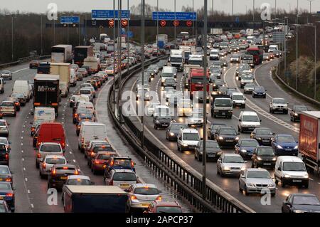 Ostern 2008 auf einer der meistbefahrenen Autobahnkreuzungen in Großbritannien, wo die M25 in der Nähe des Flughafens Heathrow auf die M4 eintrifft. Stockfoto