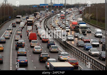 Ostern 2008 auf einer der meistbefahrenen Autobahnkreuzungen in Großbritannien, wo die M25 in der Nähe des Flughafens Heathrow auf die M4 eintrifft. Stockfoto