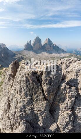 Vertikales Panorama des Torre di Toblin (Toblinger Knoten) vor dem Tre Cime di Lavaredo (drei Zinnen), Südtirol, Italien Stockfoto