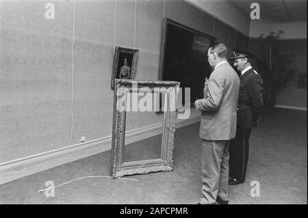 Acht Gemälde, die aus dem Singermuseum in Laren gestohlen wurden: Dir Leffelaar des Museums und Inspektor Van den Berg mit leerer Liste Datum: 28. August 1969 Ort: Laren Schlüsselwörter: Malerei, Inspektoren, Museen persönlicher Name: Dir. Name Der Lefelaar-Institution: Singer-Museum Stockfoto