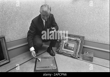 Acht Gemälde, die aus dem Singermuseum in Laren gestohlen wurden: Verbleibende Gemälde werden auf Fingerabdrücke untersucht Datum: 28. August 1969 Ort: Laren Schlüsselwörter: PAINTES, INERPRINT-Institutionenname: Singer-Museum Stockfoto