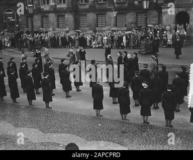 10 Jahre Marvo; defilé in Amsterdam für Königin Juliana Anmerkung: Marvo ist die Abkürzung für Marine Information Service. Die Marine Women's Department (abgekürzt Marva) war eine Abteilung innerhalb der Royal Navy, in der Frauen freiwillig bei den Streitkräften Dienst leisten konnten [Quelle Wikipedia] Datum: 22. Oktober 1954 Standort: Amsterdam, Noord-Holland Schlüsselwörter: Defilés, Queens, Palaces-Institution Name: Marvo Stockfoto