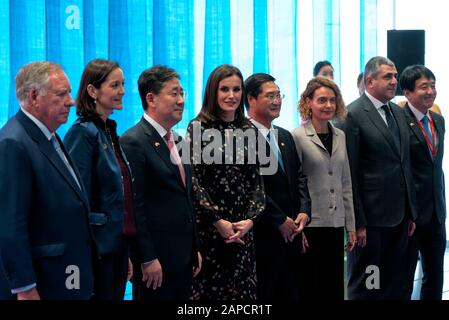 IFEMA, Madrid, Spanien. Januar 2020. Internationale Messe für Tourismus Fitur in Madrid - L bis R: Reyes Maroto, Minister für Industrie, Handel und Tourismus der Regierung Spaniens, Königin Letizia und Meritxell Batet Lamaña, Präsidentin des Abgeordnetenkongresses mit der koreanischen Delegation. IFEMA, Madrid, Spanien. Kredit: EnriquePSans/Alamy Live News Stockfoto