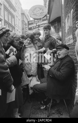 Schauspieler Howard lang in seiner Rolle als Kapitän Baines aus der Fernsehserie Onedine Line verteilt Unterschriften in der Kalverstraat nach Eröffnung eines Restaurants Datum: 20. Januar 1981 Standort: Amsterdam, Kalverstraat, Noord-Holland Schlüsselwörter: Schauspieler, Fans, Unterschriften, Restaurants persönlicher Name: Lang, Howard Stockfoto