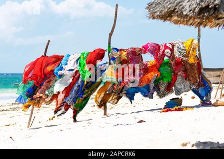 Bunte Textilien am Strand Stockfoto