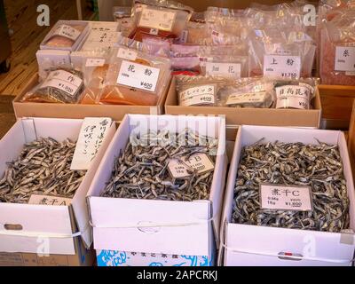 Tokio, JAPAN - 19. APRIL 2018: Kisten mit winzigen getrockneten Fischen auf dem tsukiji-fischmarkt in tokio Stockfoto