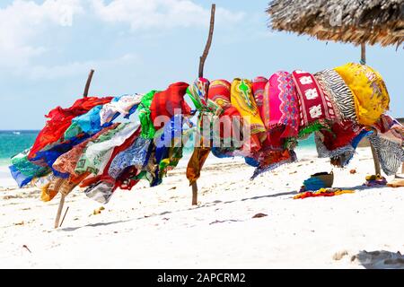 Bunte Textilien am Strand Stockfoto