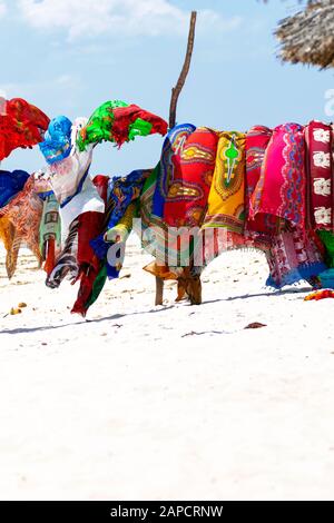 Bunte Textilien am Strand Stockfoto