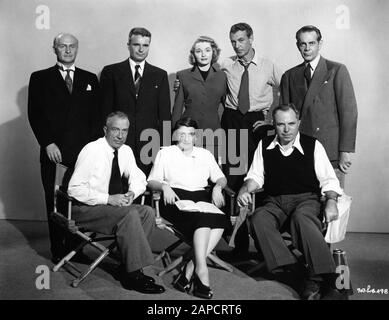 Robert DOUGLAS KENT SMITH PATRICIA NEAL GARY COOPER RAYMOND MASSEY Produzent HENRY BLANKE Autor AYN RAND und Regisseur KING VIDOR auf Set Gruppenfoto während der Dreharbeiten zu THE FOUNTAINHEAD 1949 Regisseur KING VIDOR Roman und Drehbuch AYN RAND Warner Bros Stockfoto