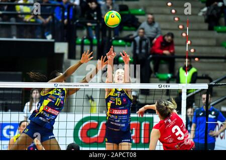 Treviso, Italien. Januar 2020. Treviso, Italien, 22. Januar 2020, Block des kimberly-hügels während Imoco Volley Conegliano vs. C.S.M. Volei Alba Blaj - Volleyball Champions League Frauen - Credit: LM/Flavio Pavanello Credit: Flavio Pavanello/LPS/ZUMA Wire/Alamy Live News Stockfoto