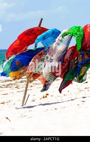 Bunte Textilien am Strand Stockfoto