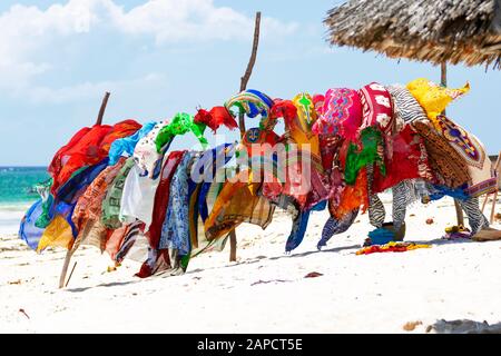 Bunte Textilien am Strand Stockfoto