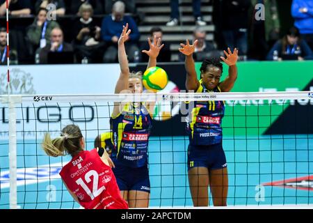 Treviso, Italien. Januar 2020. Treviso, Italien, 22. Januar 2020, Block von joanna Wolosz während Imoco Volley Conegliano vs. C.S.M. Volei Alba Blaj - Volleyball Champions League Frauen - Credit: LM/Flavio Pavanello Credit: Flavio Pavanello/LPS/ZUMA Wire/Alamy Live News Stockfoto