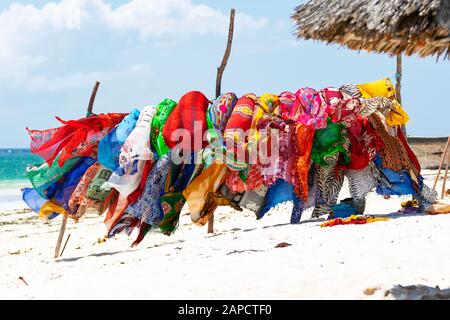Bunte Textilien am Strand Stockfoto