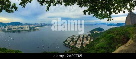 Rio De Janeiro Amazing View, Urca District, Sugar Loaf Mountain, Blue Ocean, Yachts, Buildings, Coastline Und Tropical Rainforest Hills In Brasilien, Rio Stockfoto