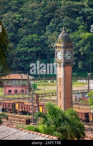 Alter Paranapiacaba-Uhrturm Im Bahnhof im Distrikt Santo Andre, Sao Paulo, Brasilien. Eisenbahnwaggons, Eisenbahn Im Historischen English Village Stockfoto