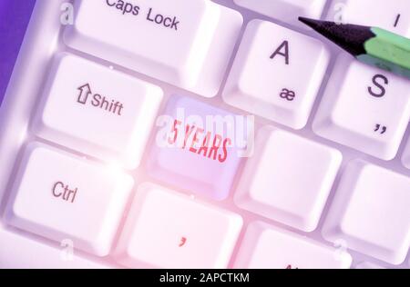 Textschild mit 5 Jahren. Geschäftlicher Fototext das Sammeln oder produzieren von Geld für einen bestimmten Zweck Stockfoto