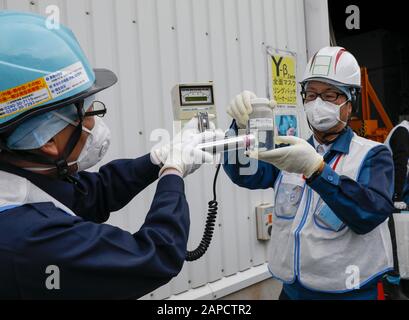 22. Januar 2020, Okuma, Fukushima, Japan: Mitarbeiter der Tokyo Electric Power Company (TEPCO) Kernkraftwerk Fukushima Daiichi demonstrieren, dass sie die Strahlung von Wasser messen, das in ALPEN (Multi-Nuklid Retrieval Equipment) II vor dem GEBÄUDE ALPS II im Tsunami-verwüsteten Kernkraftwerk in Okuma, Präfektur Fukushima, 22. Januar 2020 verarbeitet wurde. Die Lagertanks, einschließlich des in DEN ALPEN verarbeiteten Wassers, werden etwa im Sommer 2022 voll sein, sagte TEPCO. Die japanische Regierung wird bald entscheiden müssen, wie das verarbeitete Wasser noch einschließlich Tritium verwaltet wird. (Bild: © Kimimasa Mai Stockfoto