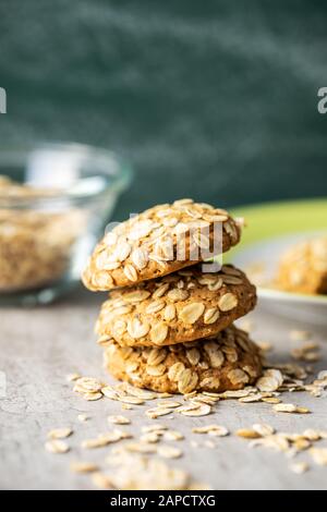 Müsli Haferflocken auf dem alten Küchentisch. Stockfoto