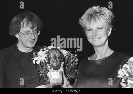 Geschenk des Johan Card Prize 1983 an Adèle Bloemendaal Beschreibung: Adèle Bloemendaal (l) und Supervisor Frans Ehlhart Datum: 24. Oktober 1983 Schlagwörter: Kabarettisten, Musiker, Auszeichnungen, Auszeichnungen Personenname: Bloemendaal, Adele, Ehlhart, Französisch Stockfoto