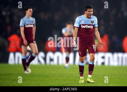 Pablo Fornals von West Ham United reagiert, nachdem Ayoze Perez (nicht abgebildet) von Leicester City beim Spiel in der Premier League im King Power Stadium in Leicester das vierte Tor seiner Seite erzielt hat. Stockfoto