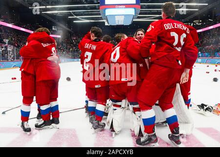 Lausanne, Schweiz. Januar 2020. Das russische Herren-Eishockeyteam feiert den Gewinn des Goldmedaillenspiels bei den Olympischen Winter-Jugendspielen 2020 in der Schweiz in Lausanne. Russland gewann das Spiel 4:0. Kredit: Christopher Levy/ZUMA Wire/Alamy Live News Stockfoto