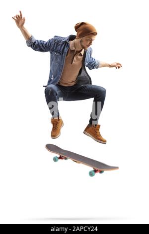 Junger Mann, der hoch springt, mit einem Skateboard, das auf weißem Hintergrund isoliert ist Stockfoto