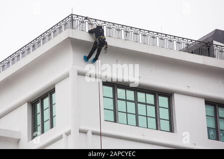 London, Großbritannien. Januar 2020. Ein Mann mit Kletterausrüstung bereitet sich auf den Abstieg aus der Zigarettenfabrik Art Deco Carreras in Camden vor. Das Gebäude, Stockfoto