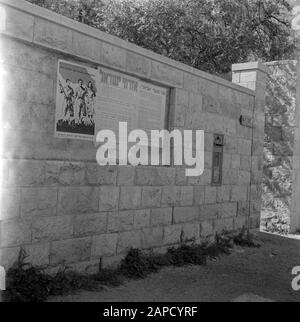 Israel 1948-1949: Jerusalem Beschreibung: Plakat an einer Wand Datum: 1948 Ort: Israel, Jerusalem Schlagwörter: Plakate, Wände Stockfoto