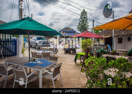 Tische einer Bar auf den Straßen von Bayahibe in der Dominikanischen Republik 3 Stockfoto