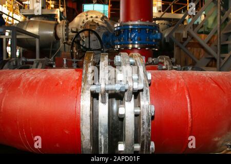 Schwingungsdämpfende Gummidehnungsfuge in der Rohrleitung in der  industriellen Produktionslinie. Auswahlfokus für rote Rohre Stockfotografie  - Alamy