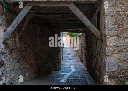 Alte schmale Straße mit Bogen in der mittelalterlichen Stadt Cuenca. Gemeinde Castilla la Mancha. Spanien Stockfoto