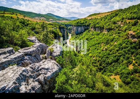 Canyon Osumi mit blauem Wasser in der Nähe von Corovode, Alabnia im Sommer Stockfoto