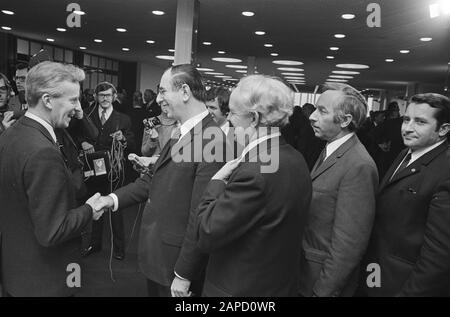 Afscheid NVV-Vorsitzender A. Kloos, Nachfolger von H. ter Heide, RAI, Amsterdam; Kloos, De Pous (Vooz.ser), Mertens (NKV), Lanser (CNV) Datum: 9. Januar 1971 Ort: Amsterdam, Noord-Holland Schlüsselwörter: Feed persönlicher Name: De Pous, H. Ter Heide, Kloos A. Institutionename: CNV, NKV Stockfoto