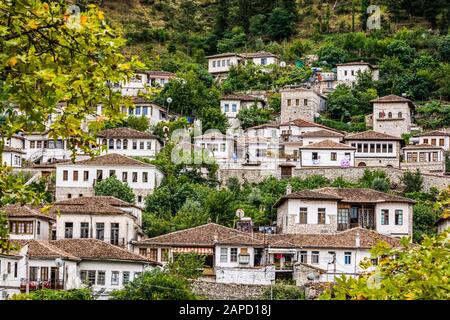 Berat, Albanien - 31. Juli 2014. Detail der Häuser mit braunen Dächern in Berati Stockfoto